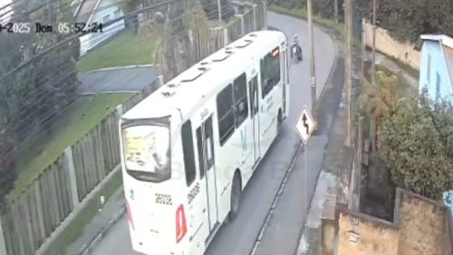Grave acidente: Moto invade pista contrária e bate de frente com ônibus; Veja o vídeo
