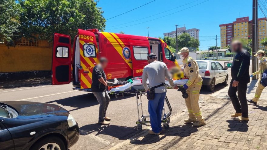 Homem cai do telhado de sala comercial e é socorrido pelo Siate na Rua Mato Grosso