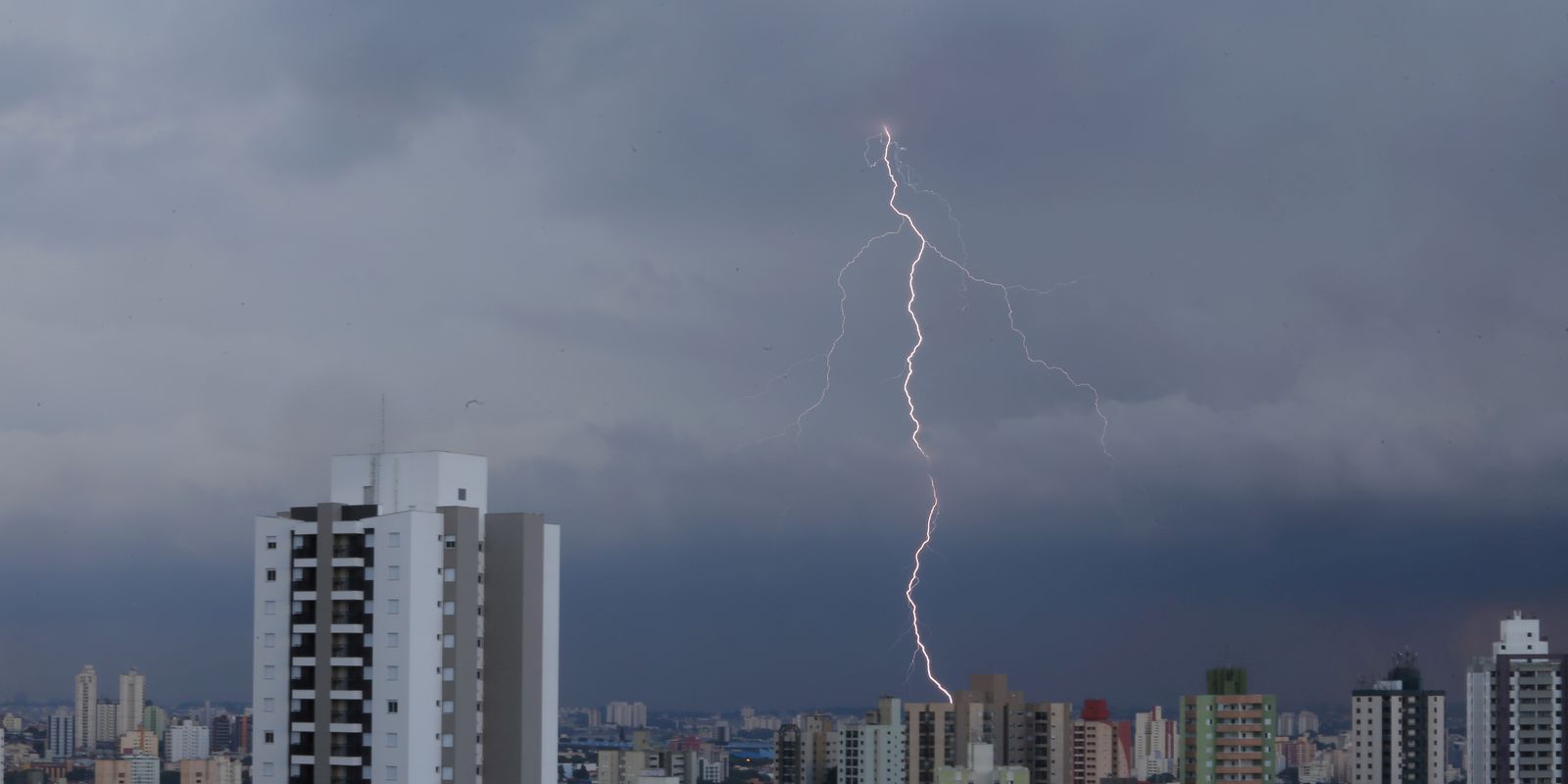 Ventos fortes em SP derrubam cobertura de arena e deixam 8 feridos Imagem referente a Ventos fortes em SP derrubam cobertura de arena e deixam 8 feridos