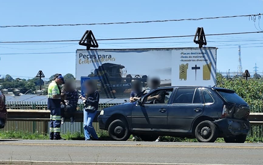 Veículo Gol se envolve em acidente de trânsito na BR-277 em Cascavel