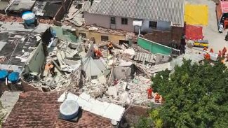 Desabamento em Olinda deixa dois mortos e feridos Desabamento em Olinda deixa dois mortos e feridos