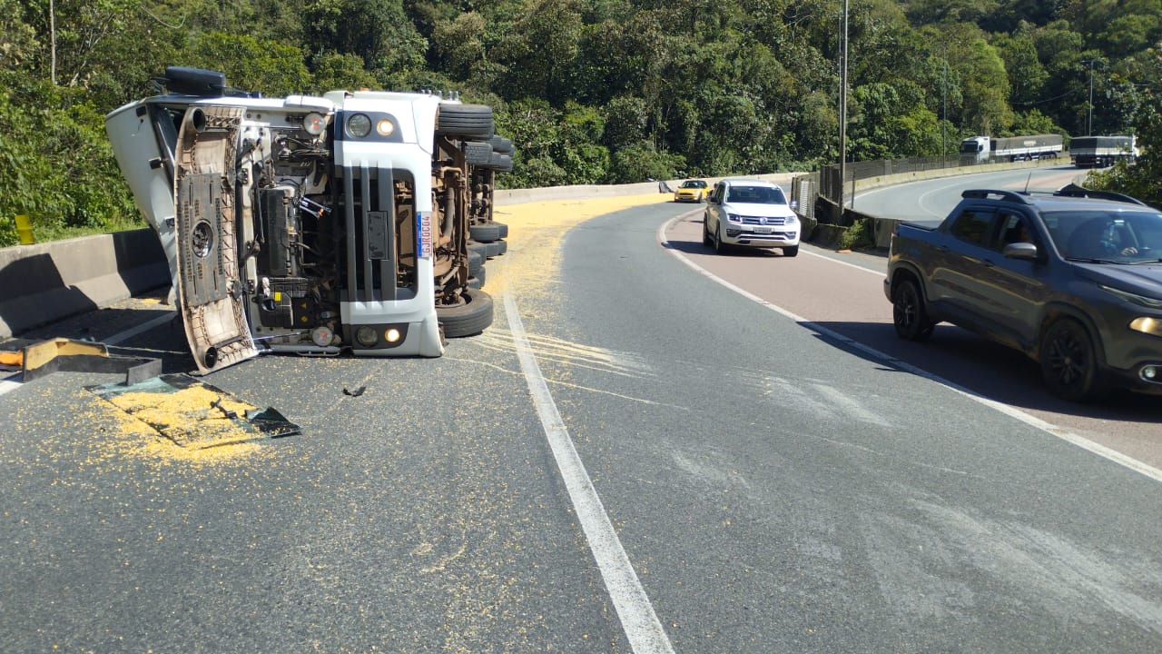 Caminhão carregado com milho tomba na BR-376 em Tijucas do Sul e causa interdição parcial da rodovia