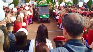 Enterro de jovem esfaqueado no DF é marcado por pedido de justiça