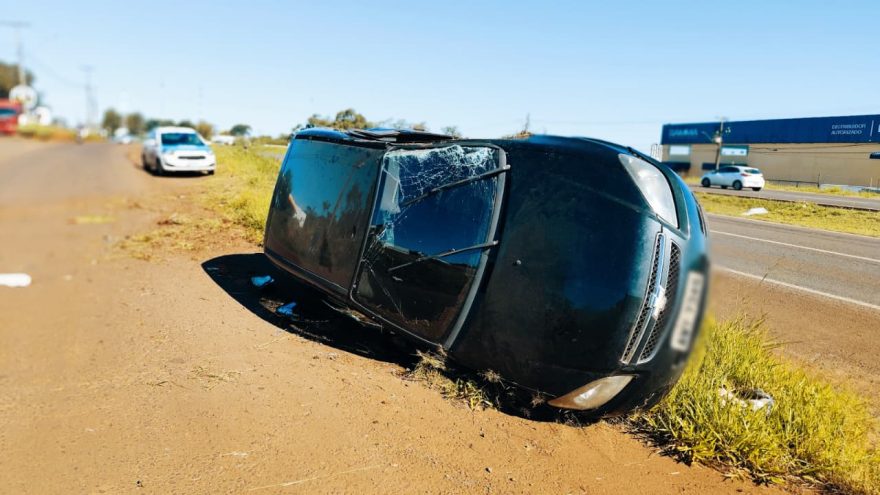 Família escapa ilesa após capotamento na BR-467