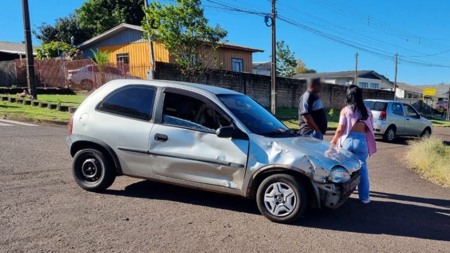 Acidente entre Corsa e motocicleta deixa homem ferido no Bairro 14 de Novembro, em Cascavel