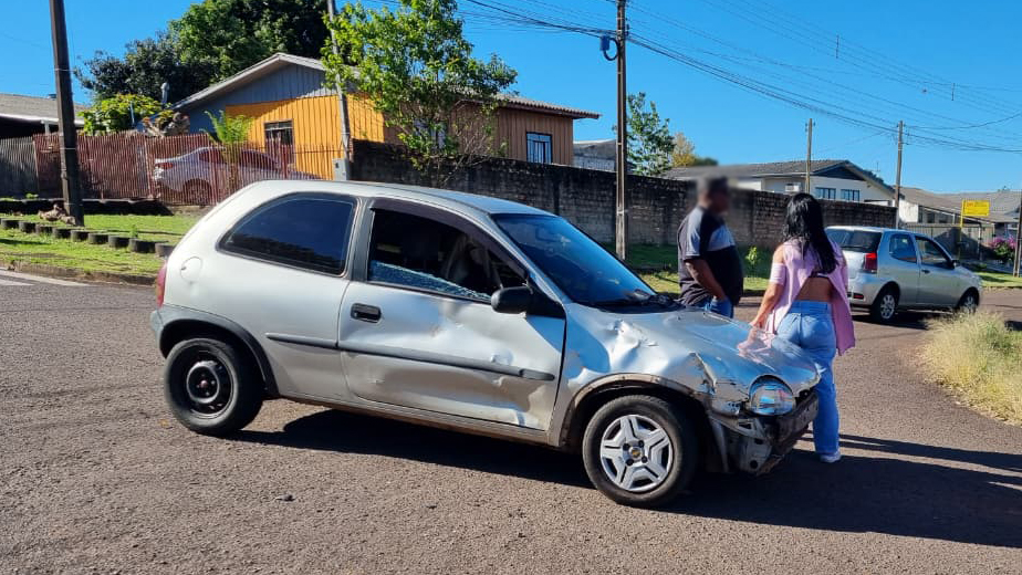Acidente entre Corsa e motocicleta deixa homem ferido no Bairro 14 de Novembro, em Cascavel