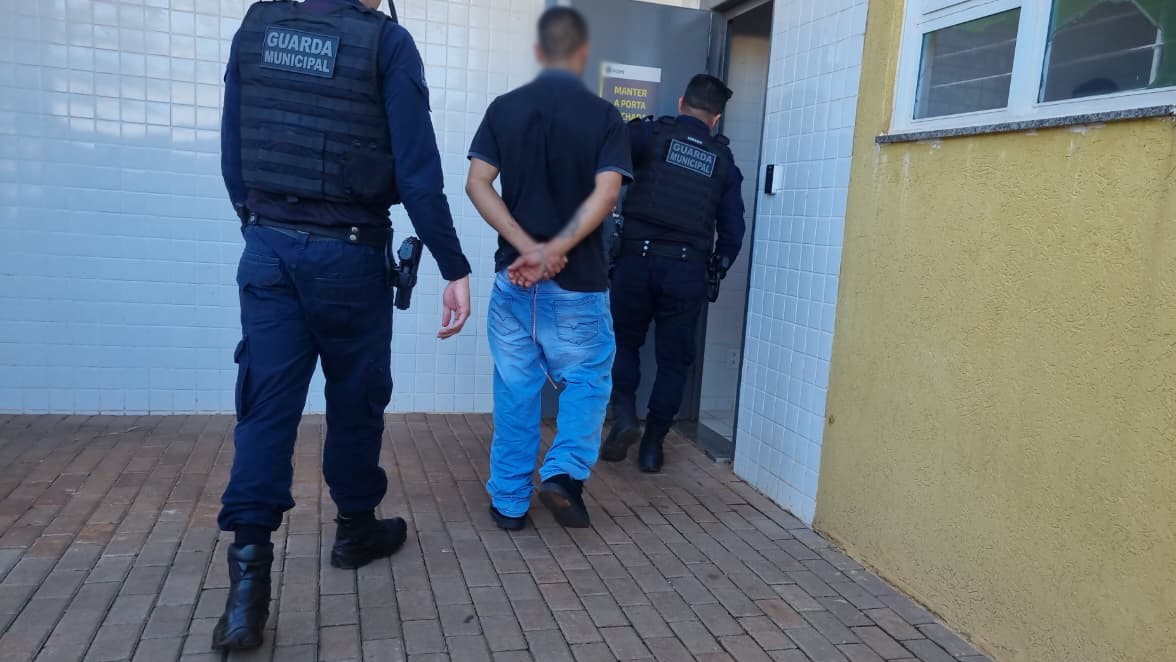 Jovem é preso pela Guarda Municipal após agredir companheira no bairro Nova Cidade