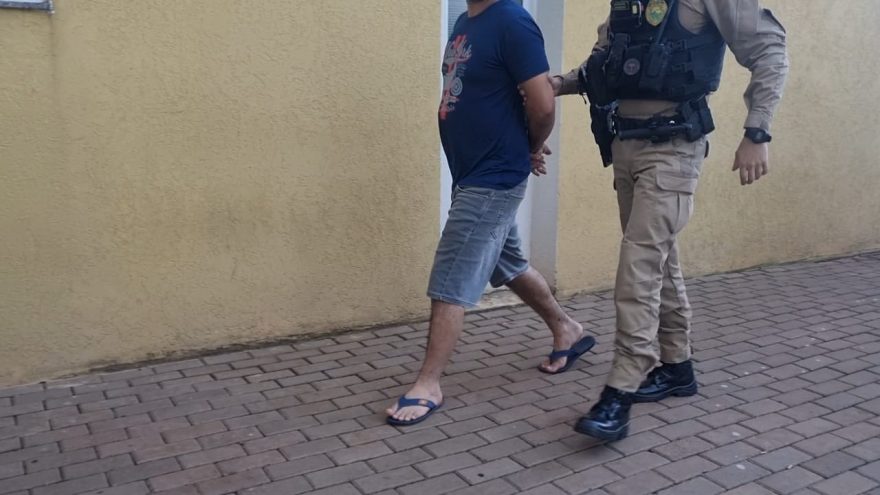 Homem é preso após estrangular a namorada em praça do bairro Country