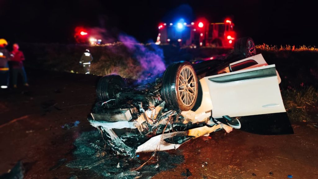Porsche Macan capota na BR-467: casal ferido e cachorro desaparecido