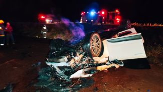 Porsche Macan capota na BR-467: casal ferido e cachorro desaparecido