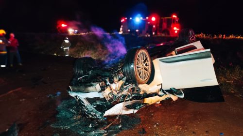 Porsche Macan capota na BR-467: casal ferido e cachorro desaparecido Imagem referente a Porsche Macan capota na BR-467: casal ferido e cachorro desaparecido