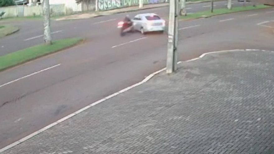 Câmera flagra momento em que motociclista quebra a perna em acidente em Cascavel