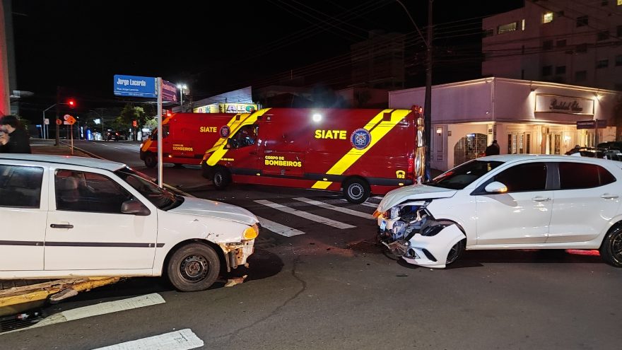Idoso embriagado é detido após forte colisão no centro; idosa ficou ferida