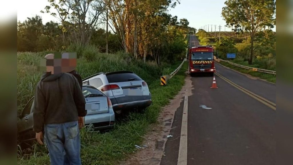 Colisão entre dois veículos deixa um ferido na PR-490, em Altônia Colisão entre dois veículos deixa um ferido na PR-490, em Altônia