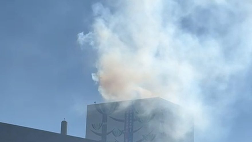 Vídeo mostra intensa nuvem de fumaça no topo do Hotel Copas Verdes em Cascavel