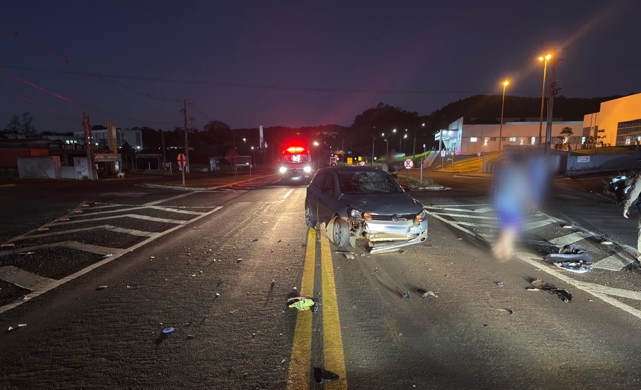Motociclista sem CNH bate em carro e tem moto apreendida na PR-180