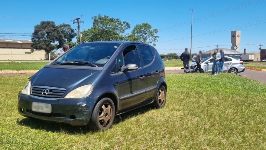 Carros se envolvem em colisão no Trevo do Bairro Guarujá