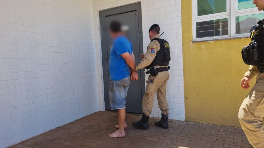 Homem que agrediu a mãe a cadeiradas na Região Norte é detido pela PM e levado à Delegacia