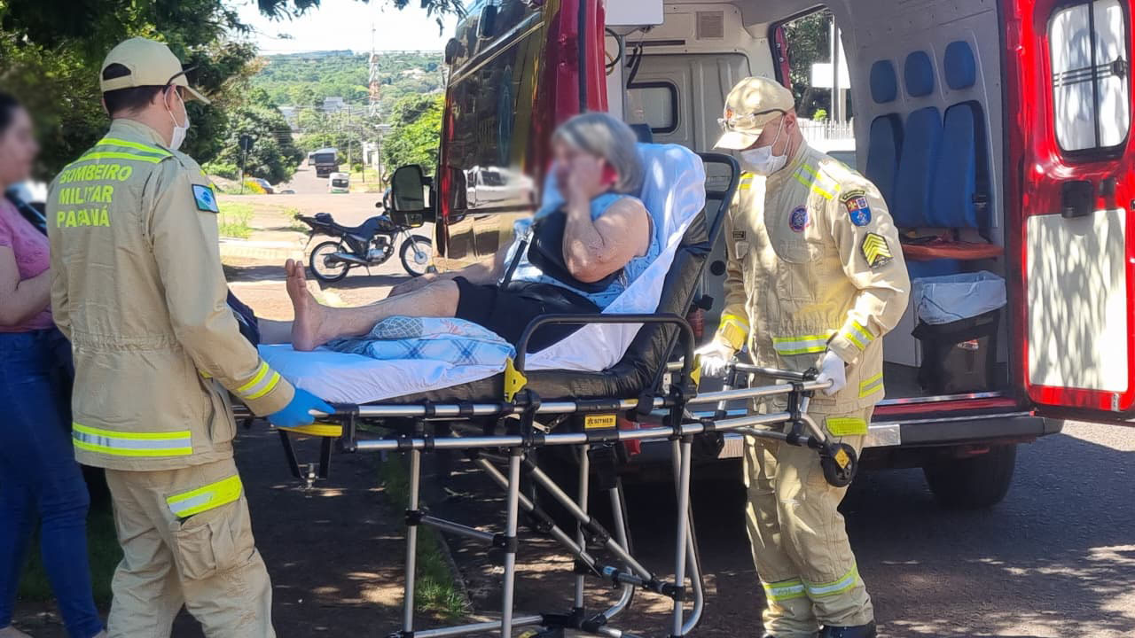 Mulher é socorrida pelo Siate após queda no Bairro Santa Cruz, em Cascavel