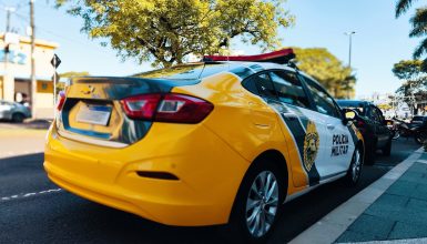 Imagem referente a Mulher flagra companheiro na casa de outro homem, desconfia de relação homoafetiva e é agredida