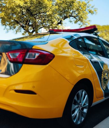 Imagem referente a Mulher flagra companheiro na casa de outro homem, desconfia de relação homoafetiva e é agredida