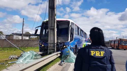 Ônibus colide com poste e deixa quatro pessoas feridas na BR-116