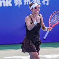 Luisa Stefani retorna ao top 20 e comemora inédita vaga no Finals Imagem referente a Luisa Stefani retorna ao top 20 e comemora inédita vaga no Finals