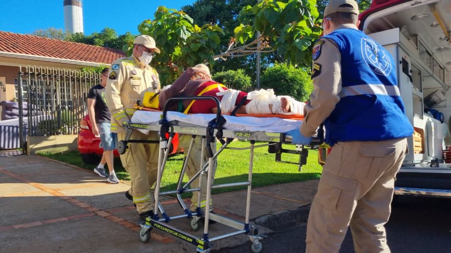 Idosa tem fratura grave ao cair de escada no Bairro Country