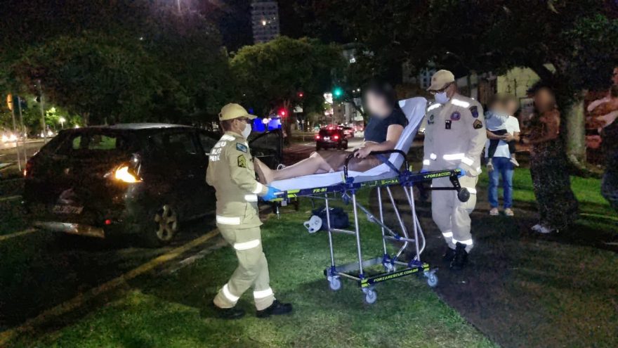 Mulher é socorrida pelo Siate após colisão entre ônibus e Peugeot no Centro
