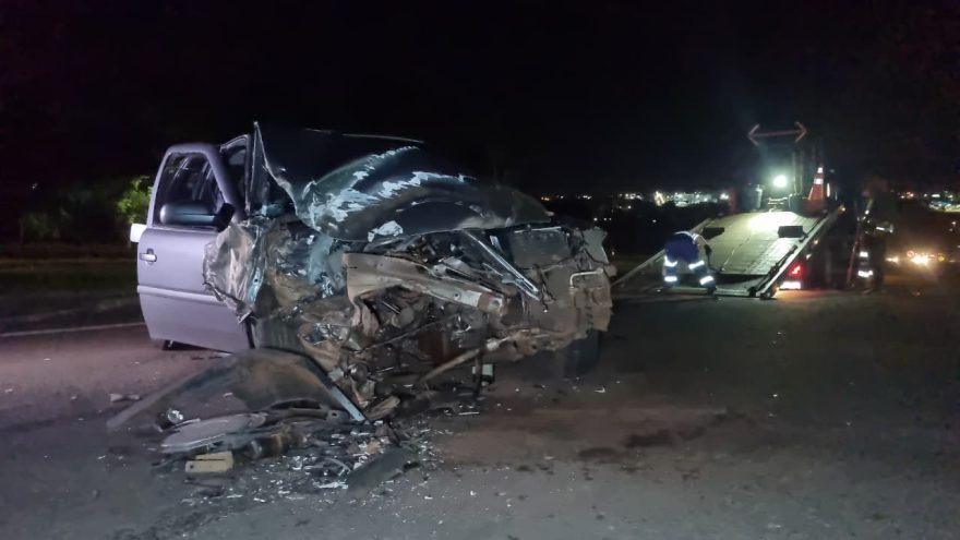 Pancada! Gol tem a frente destruída em acidente na marginal da BR-277 em Cascavel