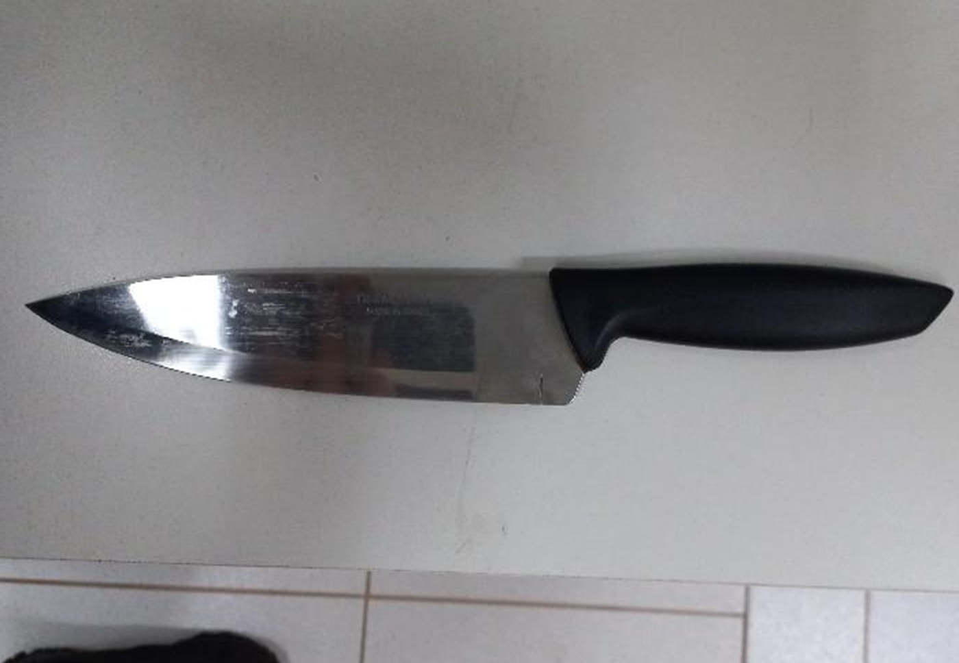 Tio e sobrinha trocam agressões com chinelo, vassoura e faca em Cascavel