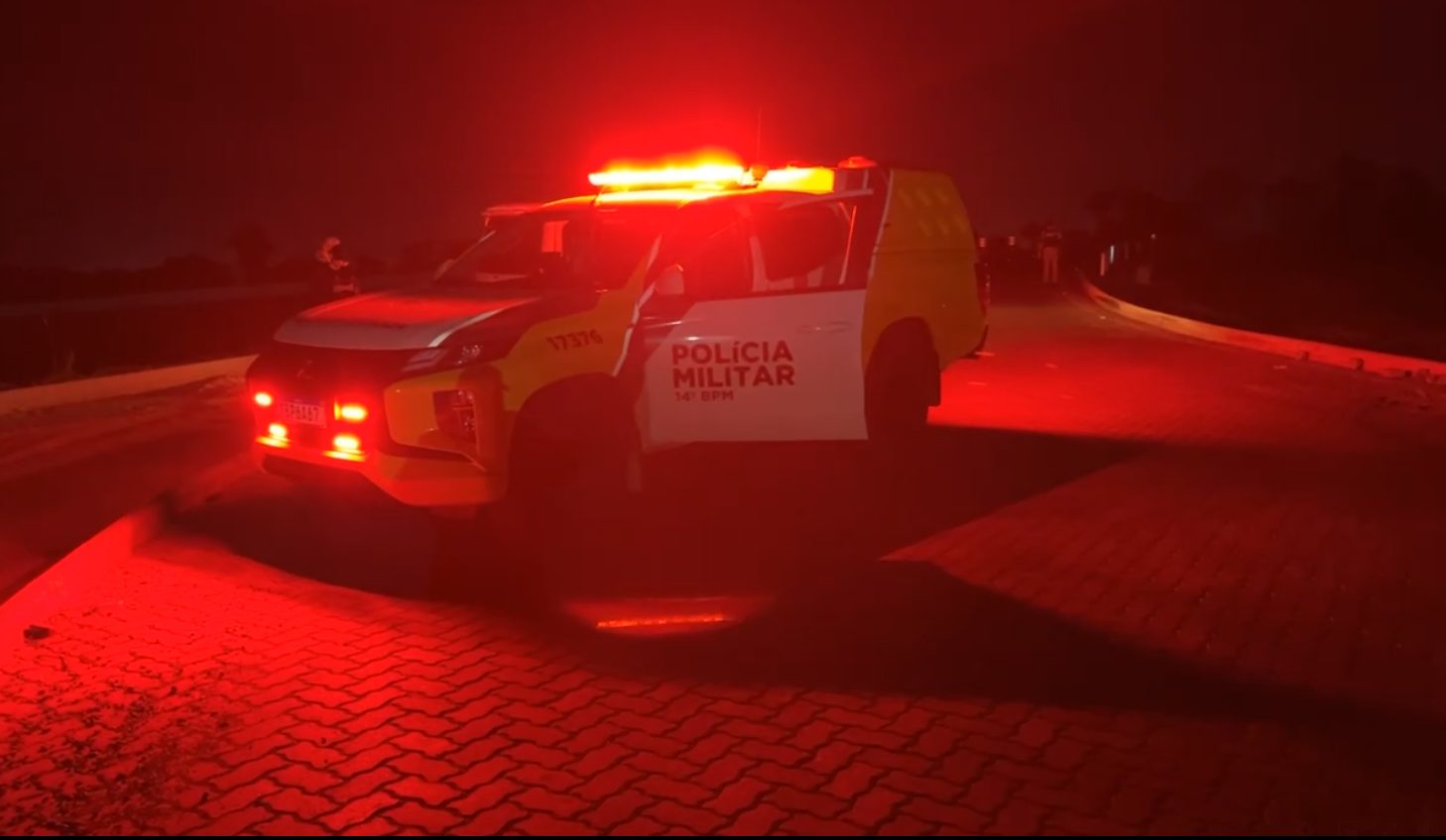 Homem morre em confronto com a PM após fugir com veículo carregado de contrabandos Imagem referente a Homem morre em confronto com a PM após fugir com veículo carregado de contrabandos