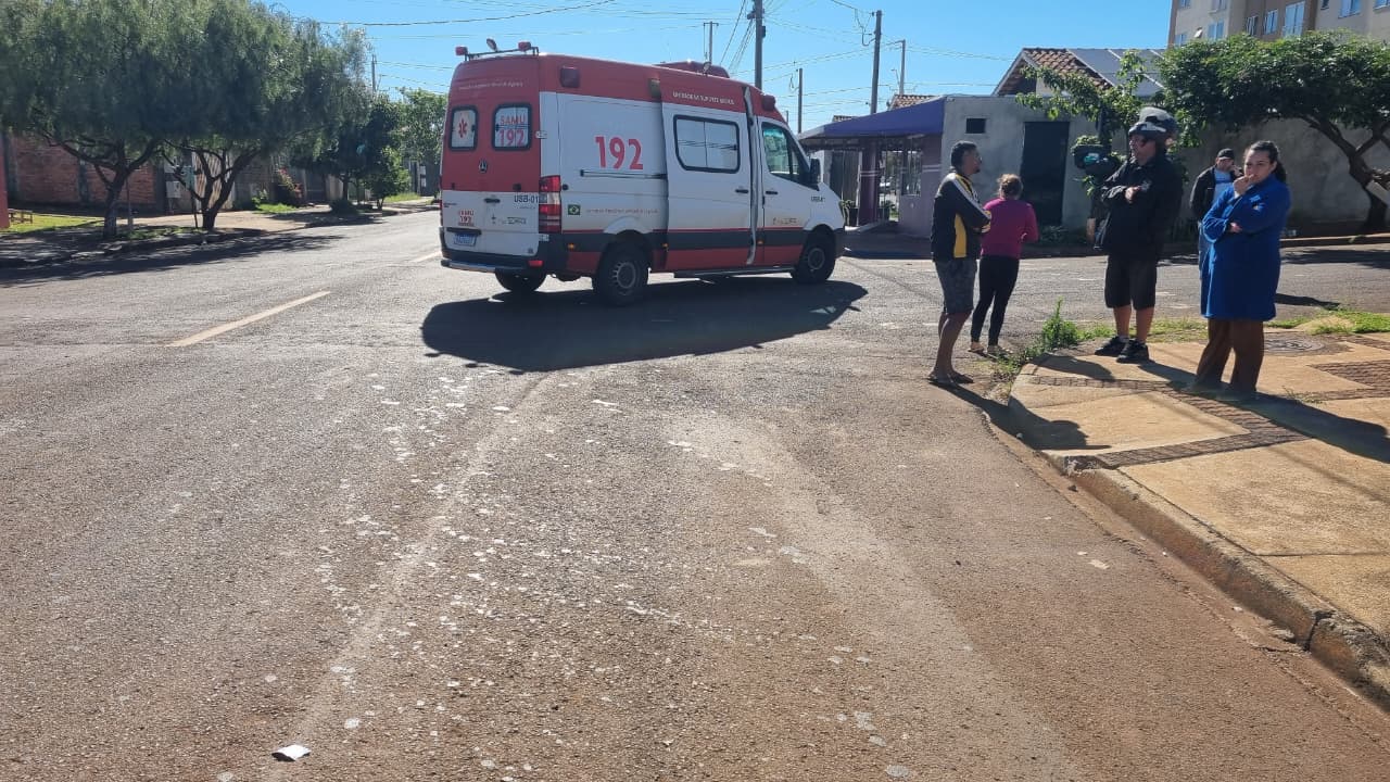 Jovem de 27 anos fica ferido após colisão entre carro e moto no Riviera