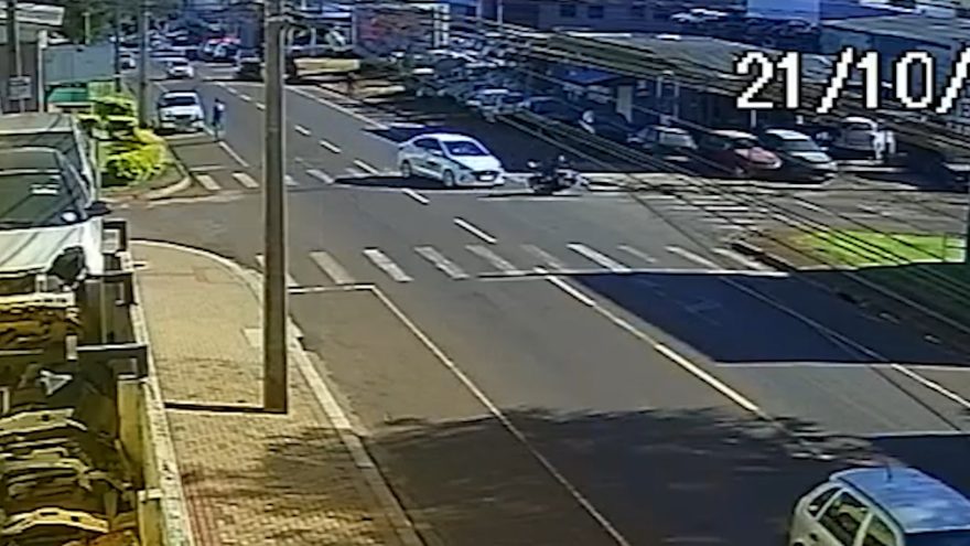 Câmera registra acidente em Cascavel durante tentativa de conversão à esquerda