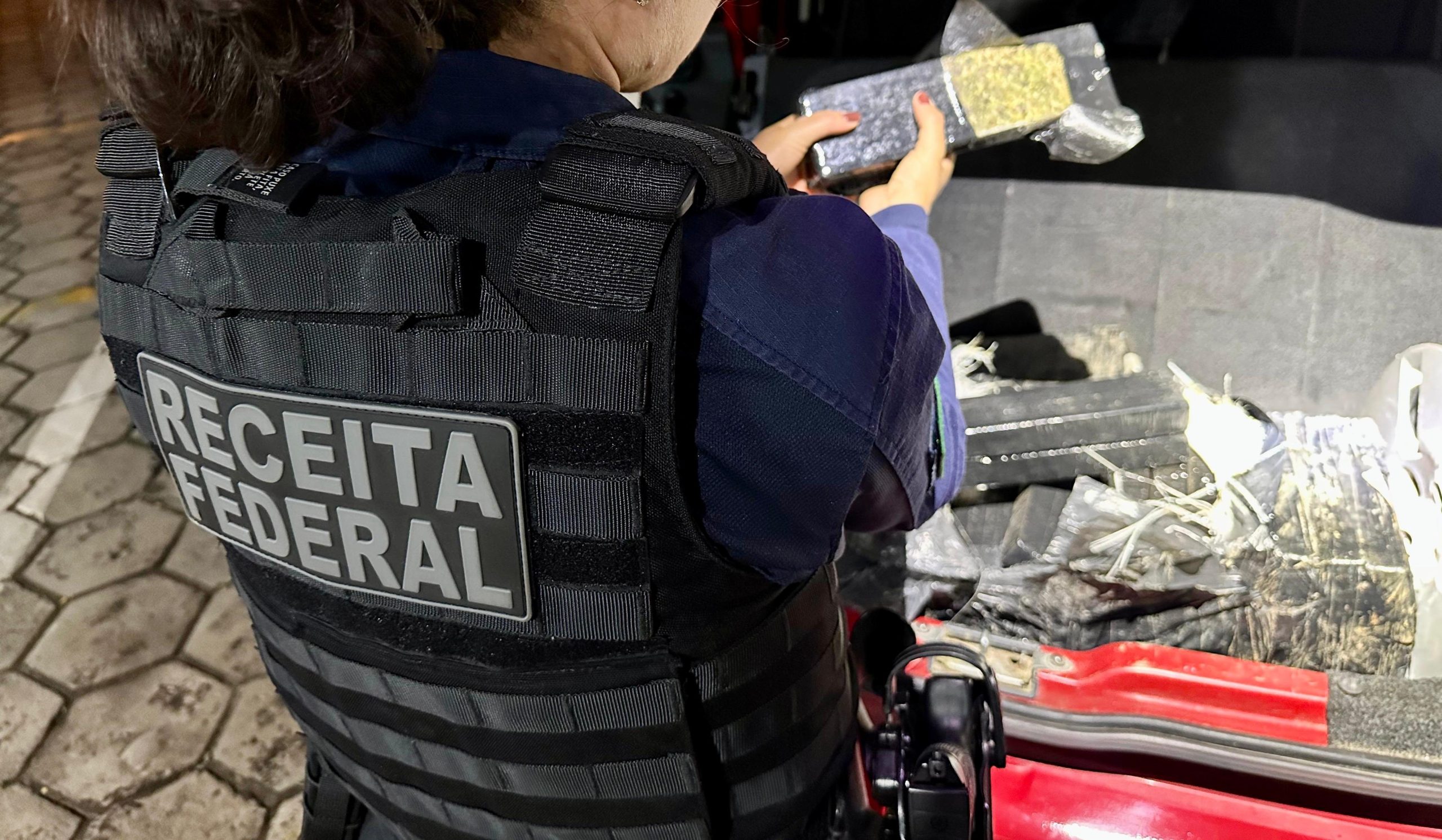 Ônibus lotado de contrabando e carro com quase 50 kg de maconha são apreendidos pela Receita