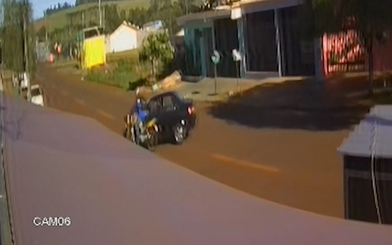 Vídeo mostra carro realizando contorno na rua durante colisão com moto