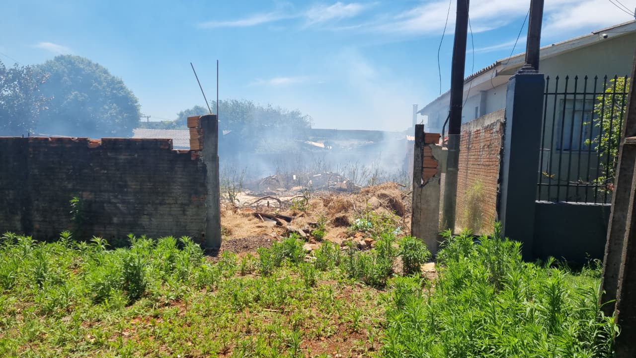 Bombeiros combatem incêndio em vegetação no bairro Floresta, em Cascavel