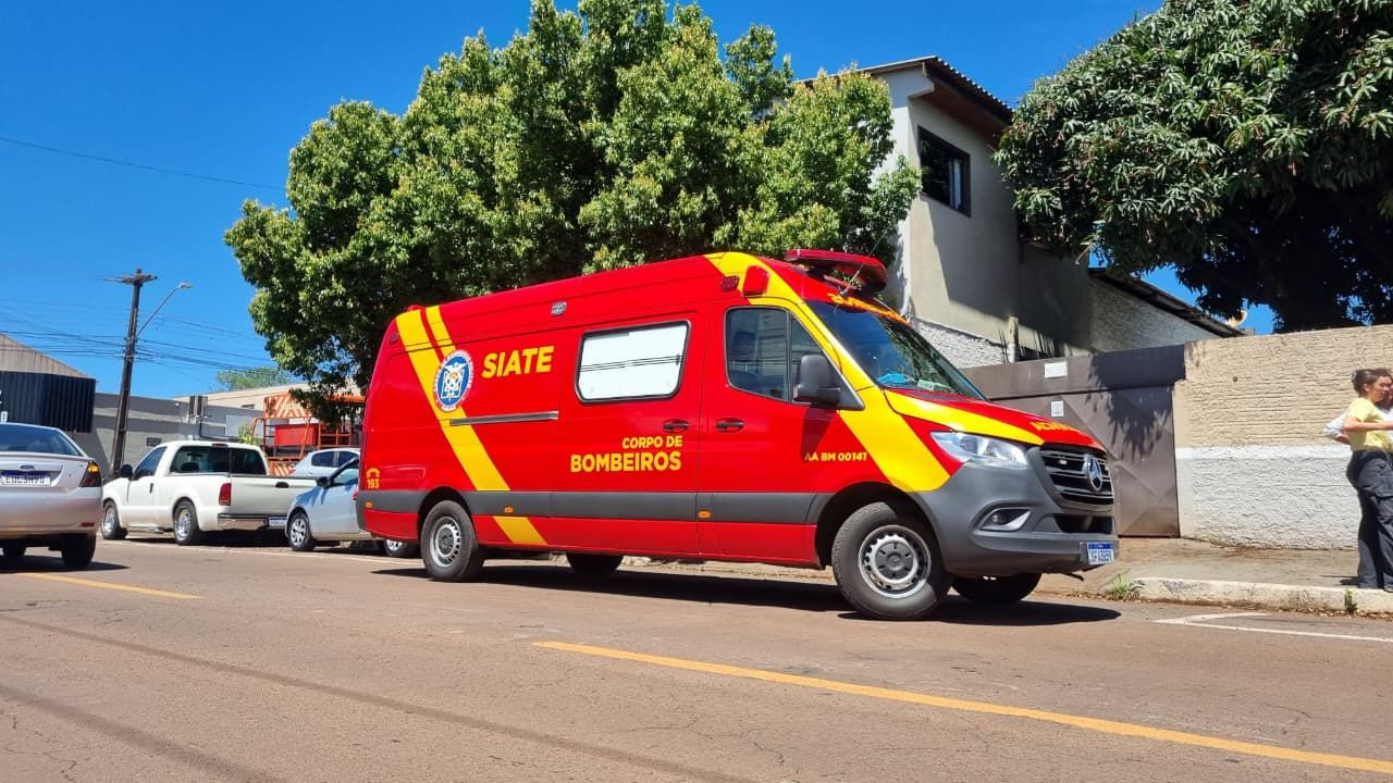 Motociclista fica ferido em colisão com Kombi no bairro Parque São Paulo, em Cascavel