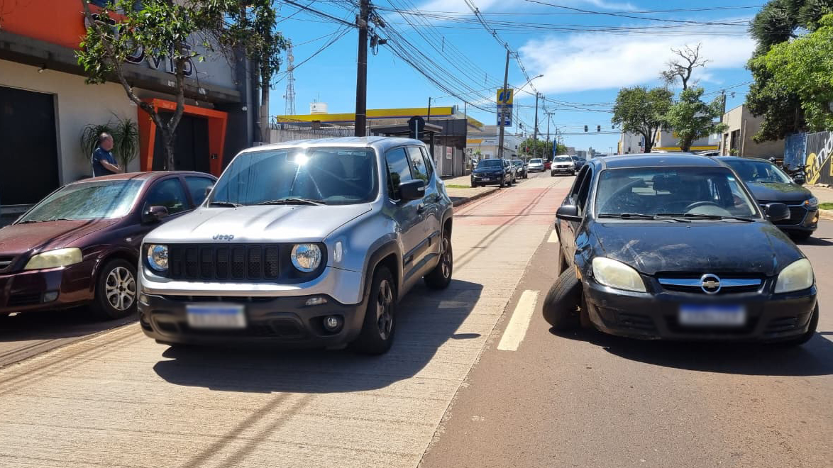 Três veículos se envolvem em acidente na Avenida Carlos Gomes