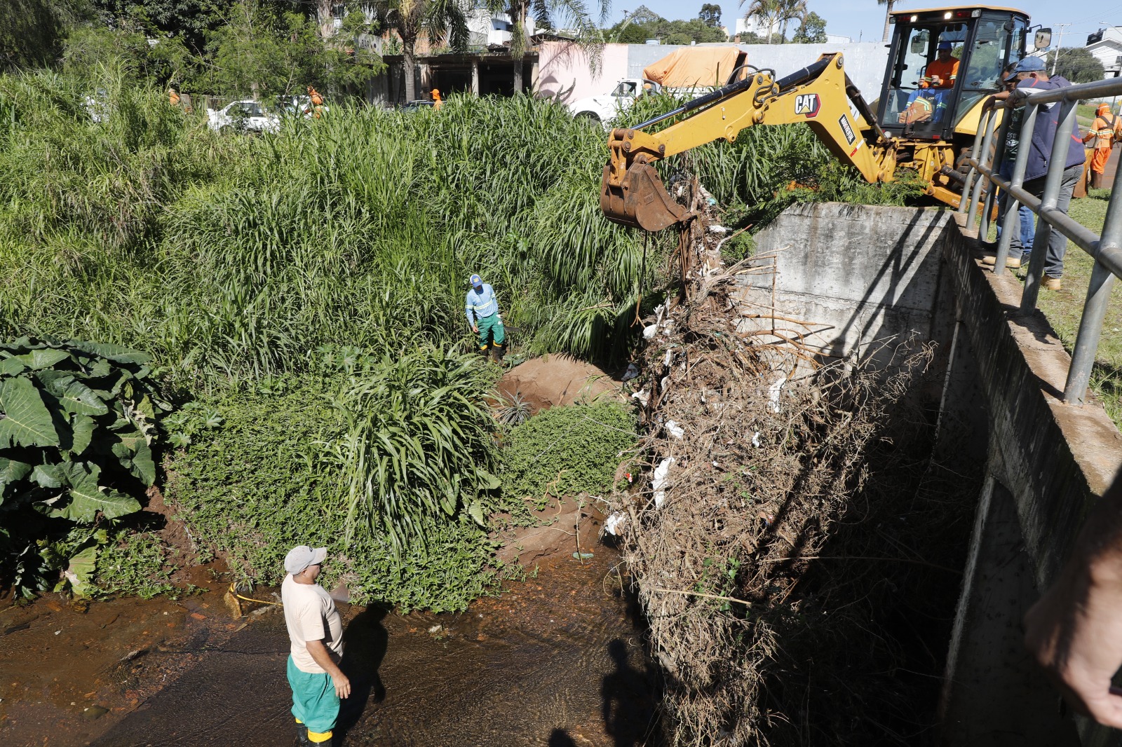Programa leva limpeza e conscientização ambiental ao Santa Cruz
