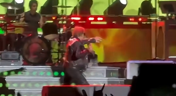 Às vésperas de show do Guns N' Roses no Brasil, Axl se irrita e joga microfone no chão