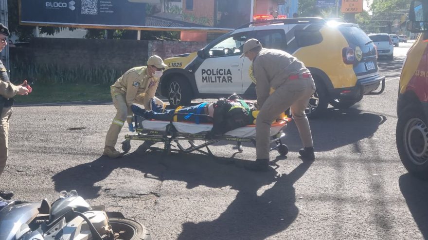 Motociclista fica ferido após colisão com Renault Scénic na Rua São Paulo