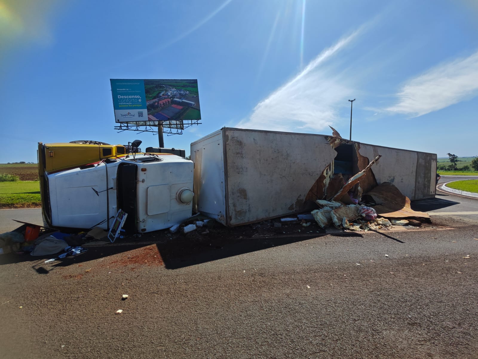 Caminhão tomba sobre o trevo da PR-497 em Itaipulândia e motorista fica ferido