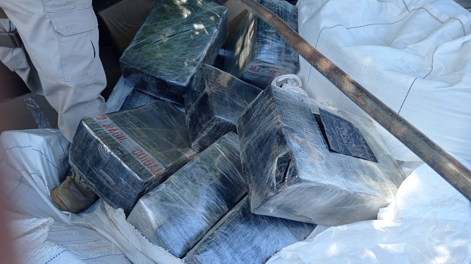 Carreta recheada: PRF intercepta 1,4 tonelada de maconha e vinho na BR-369