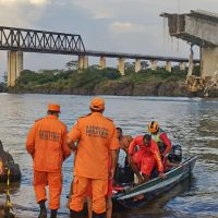 Imagem referente a Carreta é retirada do Rio Tocantins dez meses após colapso da Ponte JK