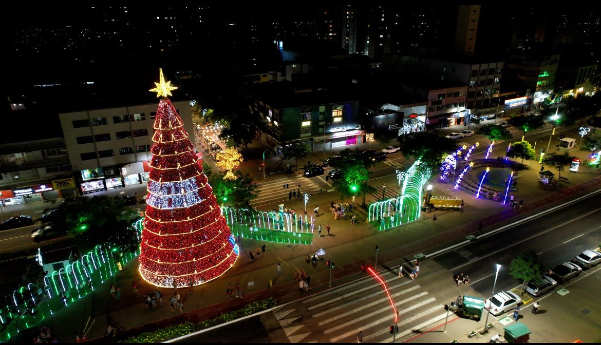 Já é Natal!? Cascavel inicia decoração com luzes, capivara gigante e muita festa