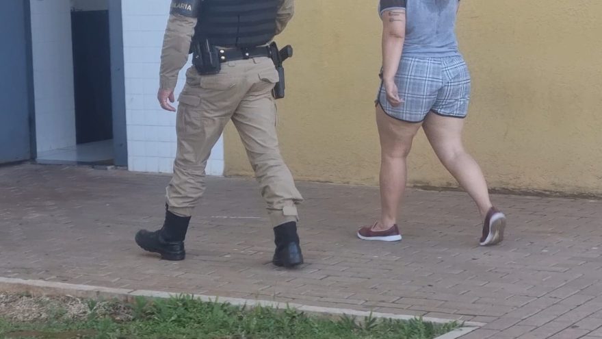 Devendo R$ 2.662,00 de pensão alimentícia, mulher é detida pela PM