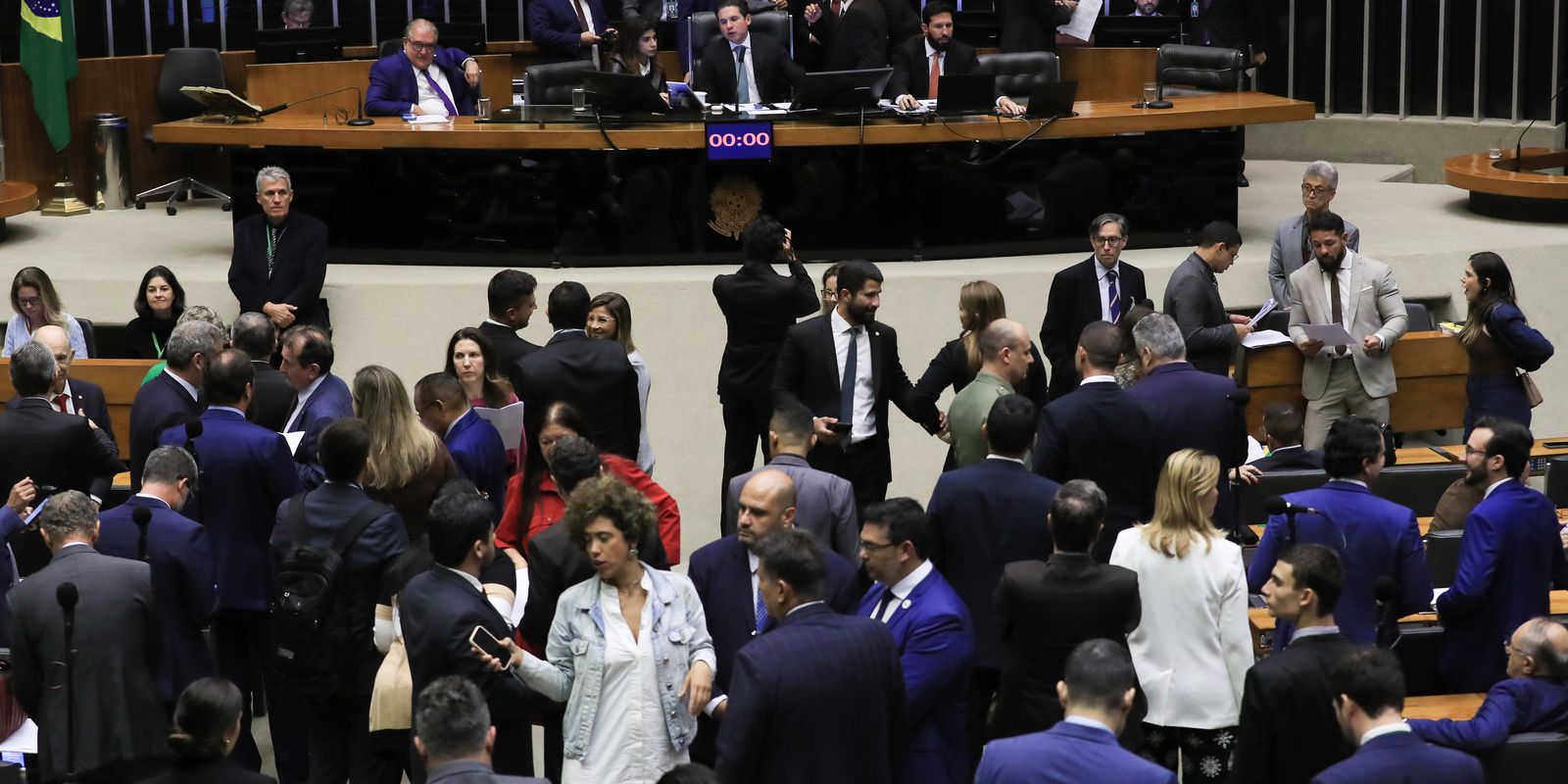Câmara aumenta penas para crimes como extorsão e escudo humano Câmara aumenta penas para crimes como extorsão e escudo humano