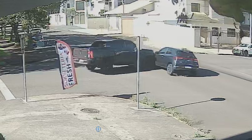 Câmera flagra colisão entre caminhonete e carro no Bairro Neva