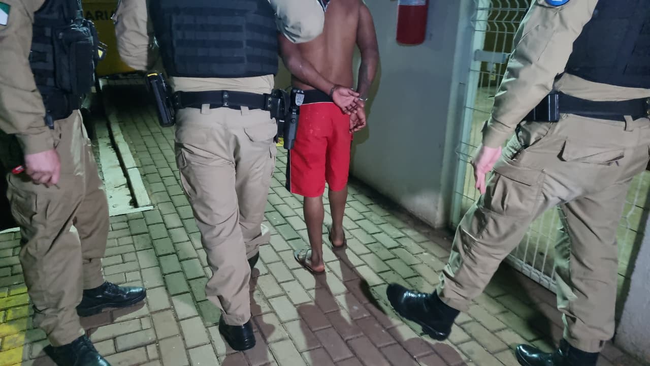 Suspeito de ameaçar de morte a própria companheira é detido pela PM no Jardim Veneza Suspeito de ameaçar de morte a própria companheira é detido pela PM no Jardim Veneza